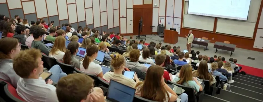 Cum transformă inteligența artificială viața studenților și profesorilor