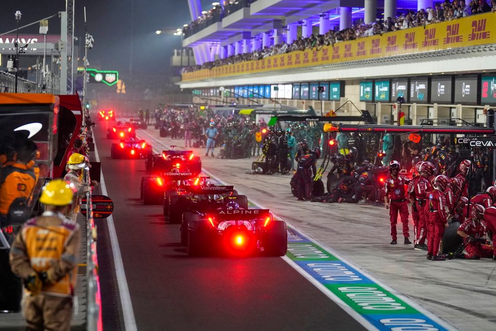 Piloții în boxe în timpul mașinii de siguranță