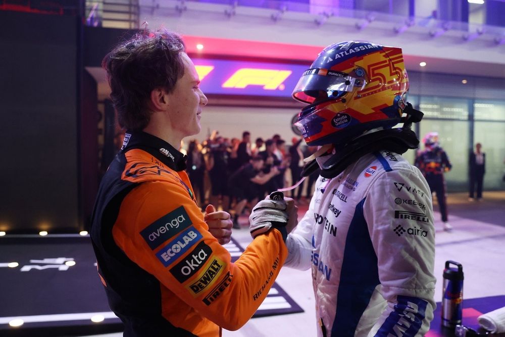 Oscar Piastri și Carlos Sainz în timpul cursei