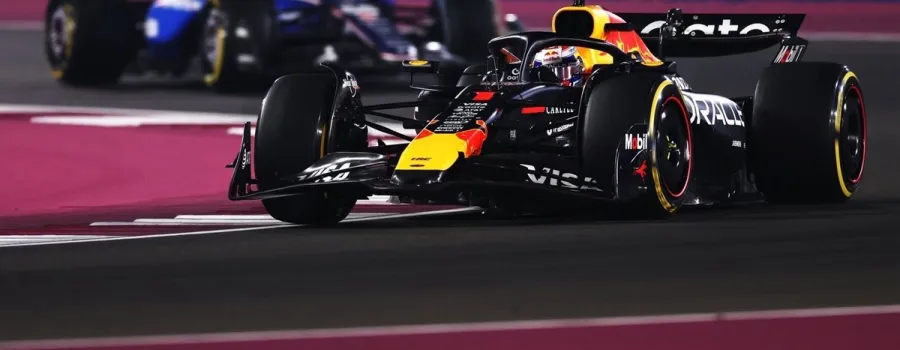 Max Verstappen câștigă în Qatar și reduce din avantajul lui Norris