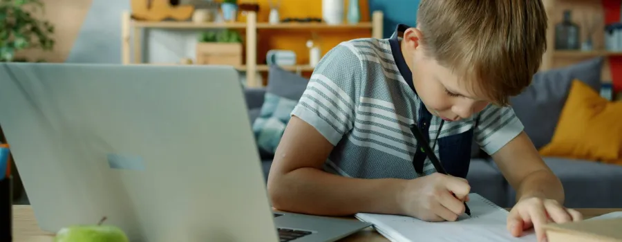 Elevii din 13 localități din Prahova fac cursuri online din cauza crizei apei