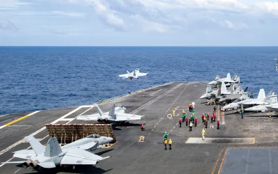 Portavioanele SUA și China navighează în Pacifică în tensiunea navală