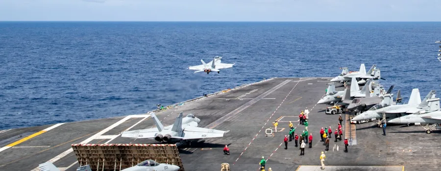 Portavioanele SUA și China navighează în Pacifică în tensiunea navală