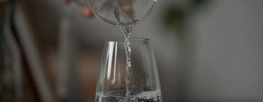 Sommelier de apă: degustarea acestei băuturi ca vinul