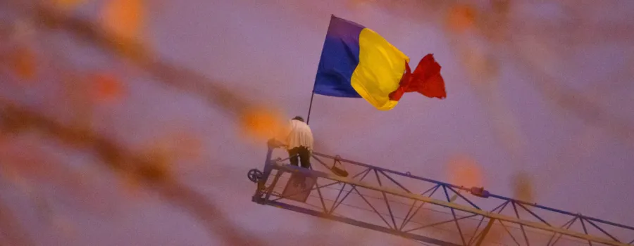 Stegarul Dac s-a urcat pe o macara și cere anularea turului doi