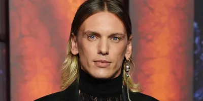 Înainte de 'Stranger Things', Jamie Campbell Bower a jucat Regele Arthur