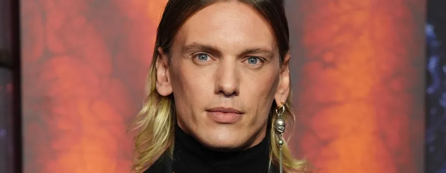 Înainte de 'Stranger Things', Jamie Campbell Bower a jucat Regele Arthur