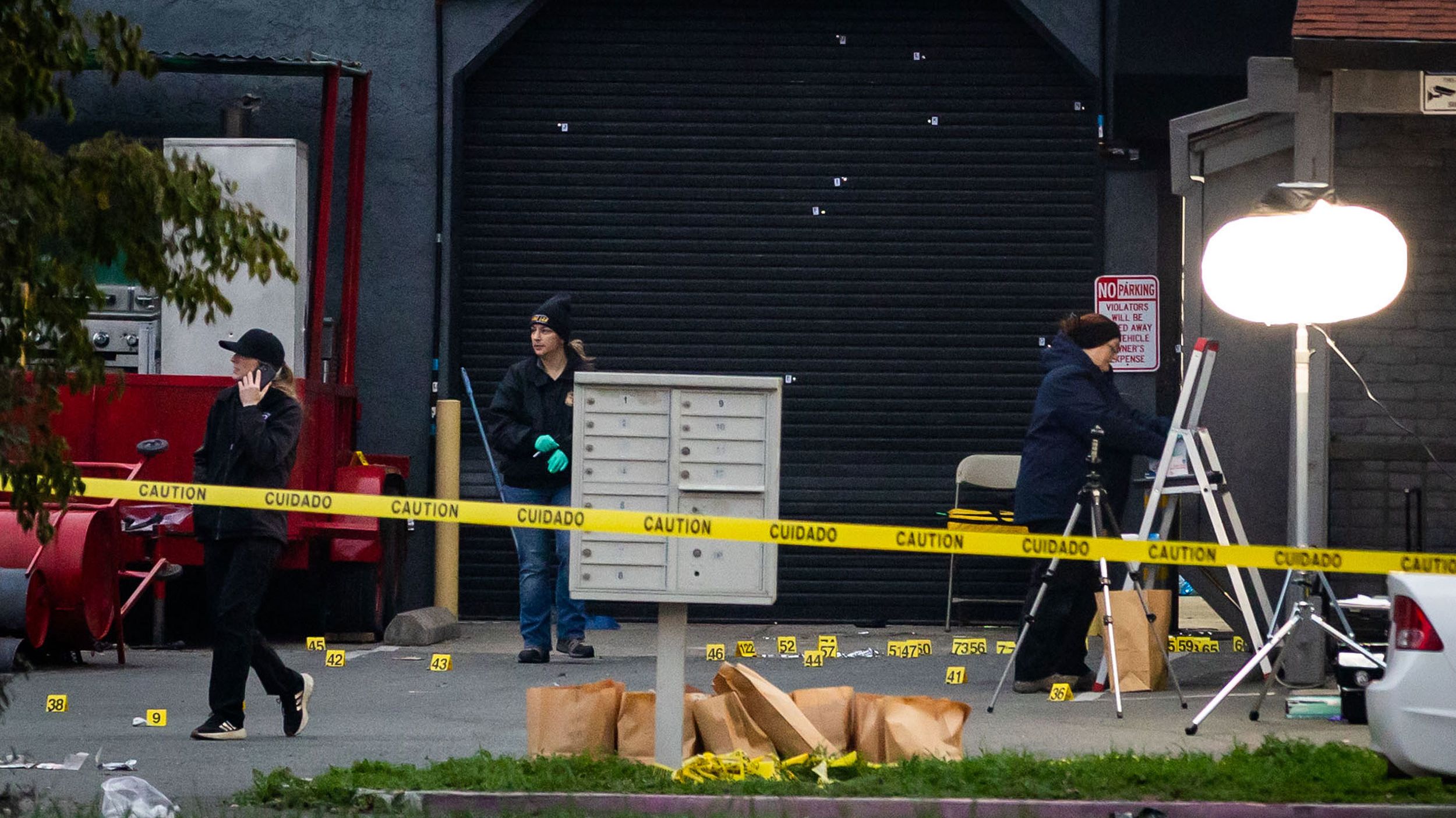 Forțele de ordine investighează scena crimei din Stockton