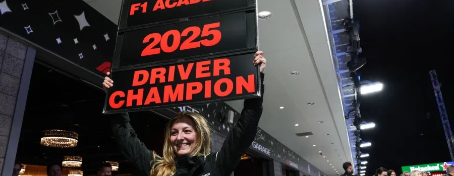 Mercedes o celebrează pe Doriane Pin cu un billboard uriaș la sediul din Brackley