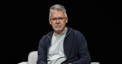 Șeful AI de la Apple demisionează brusc, compania angajează expert de la Microsoft