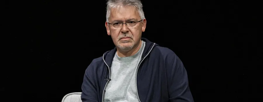 Șeful AI de la Apple demisionează brusc, compania angajează expert de la Microsoft