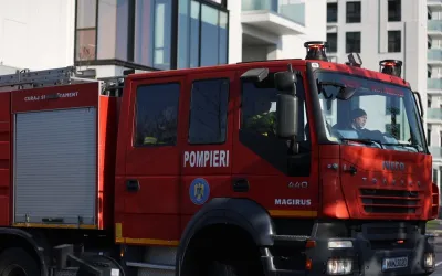 Incendiu în Târgu Mureș: 35 de persoane evacuate după ce a luat foc un server