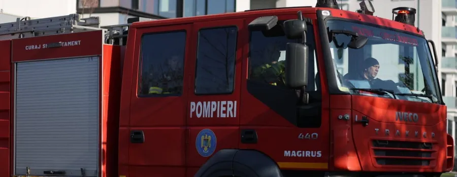 Incendiu în Târgu Mureș: 35 de persoane evacuate după ce a luat foc un server
