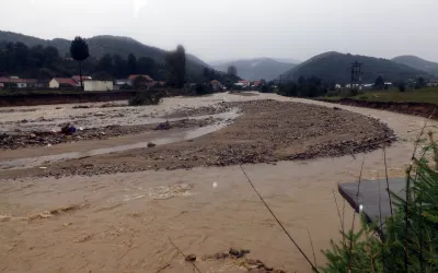 Cod galben de inundații în trei județe, Argeșul depășește cotele