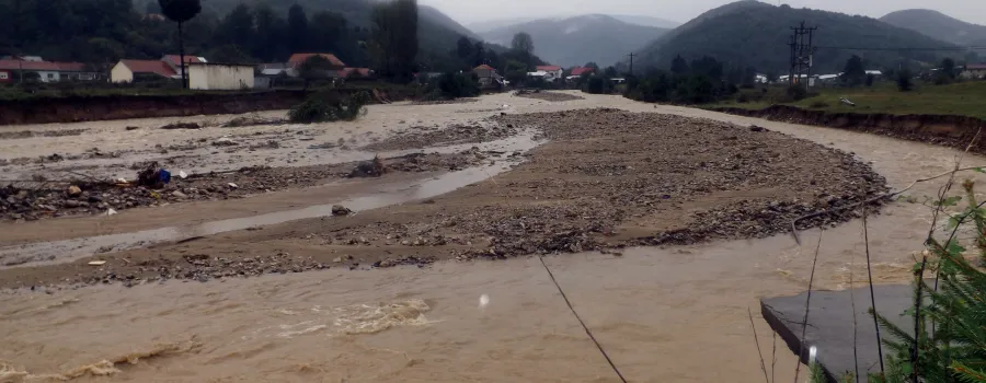 Cod galben de inundații în trei județe, Argeșul depășește cotele