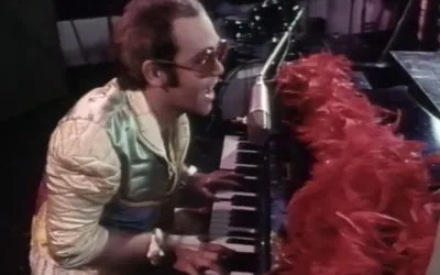 Elton John's "Step Into Christmas" primește certificarea de platină