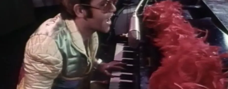 Elton John's "Step Into Christmas" primește certificarea de platină