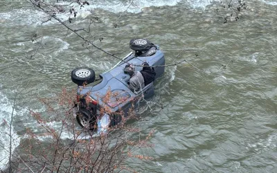 Preot și măicuță salvați din râul Jiu după un accident rutier