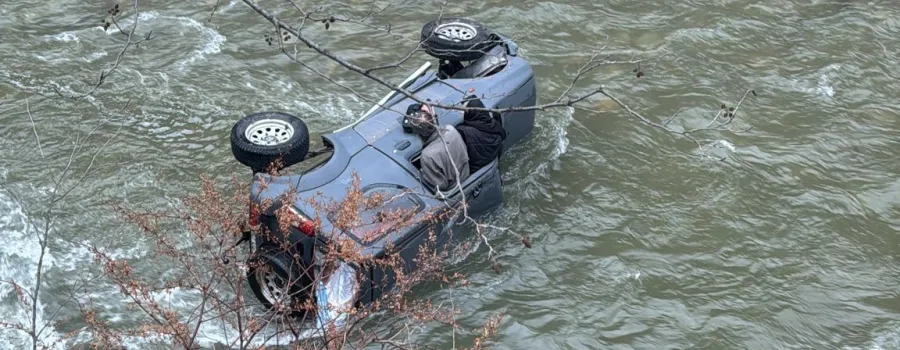 Preot și măicuță salvați din râul Jiu după un accident rutier