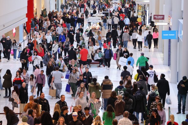 Cumpărători la Mall of America pentru reduceri de Black Friday
