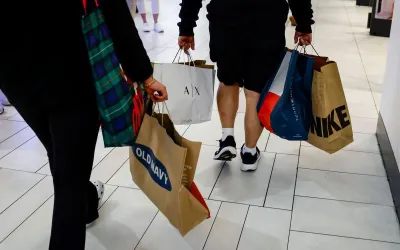 Economia K-shaped și inflația cresc vânzările de Black Friday în SUA