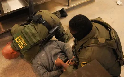 Criza imigranților la New Orleans, robo-bunici în Coreea de Sud