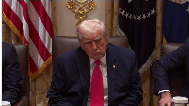 Trump în timpul declarațiilor secretarului Bessent