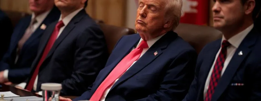 Trump pare să adoarmă în timpul unei ședințe de Cabinet