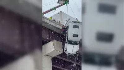 Șofer salvat din camion suspendat deasupra unui pod din SUA