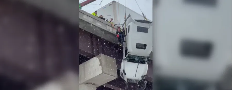 Șofer salvat din camion suspendat deasupra unui pod din SUA