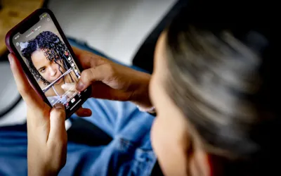 Smartphone-ul la 12 ani crește riscul de obezitate cu 40%