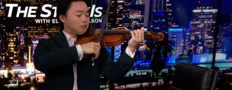 Tânărul violonist de 24 de ani cântă cu o vioară de 284 de ani