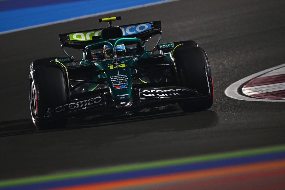 Fernando Alonso la volanul Aston Martin