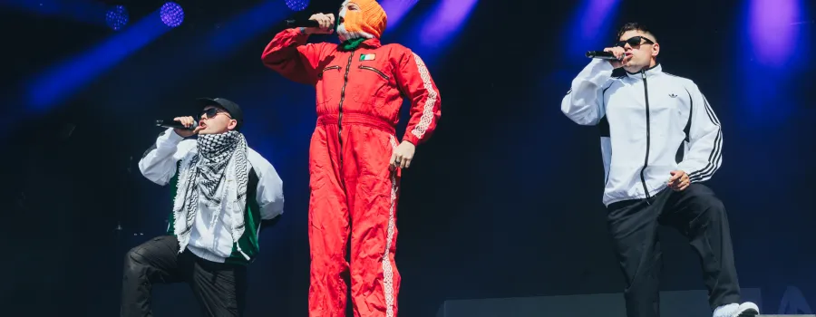 Kneecap depășește The Beatles în numărul de ascultători din Irlanda