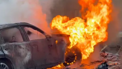 Mașină electrică în flăcări într-un garaj din Colorado