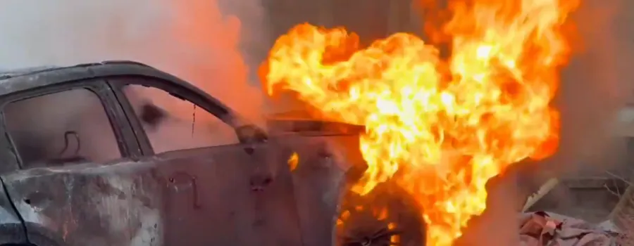 Mașină electrică în flăcări într-un garaj din Colorado