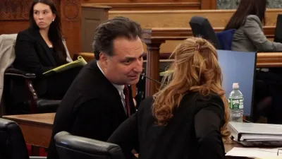 Jurorilor li s-au arătat obiecte acoperite cu probabile urme de sânge