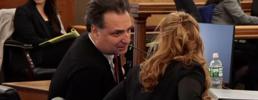 Jurorilor li s-au arătat obiecte acoperite cu probabile urme de sânge