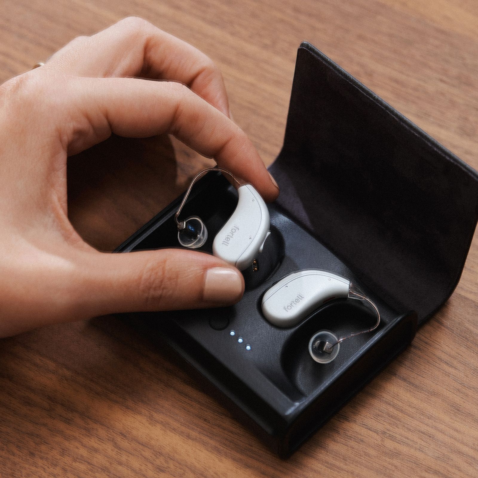 Aparatul auditiv Fortell pe masă