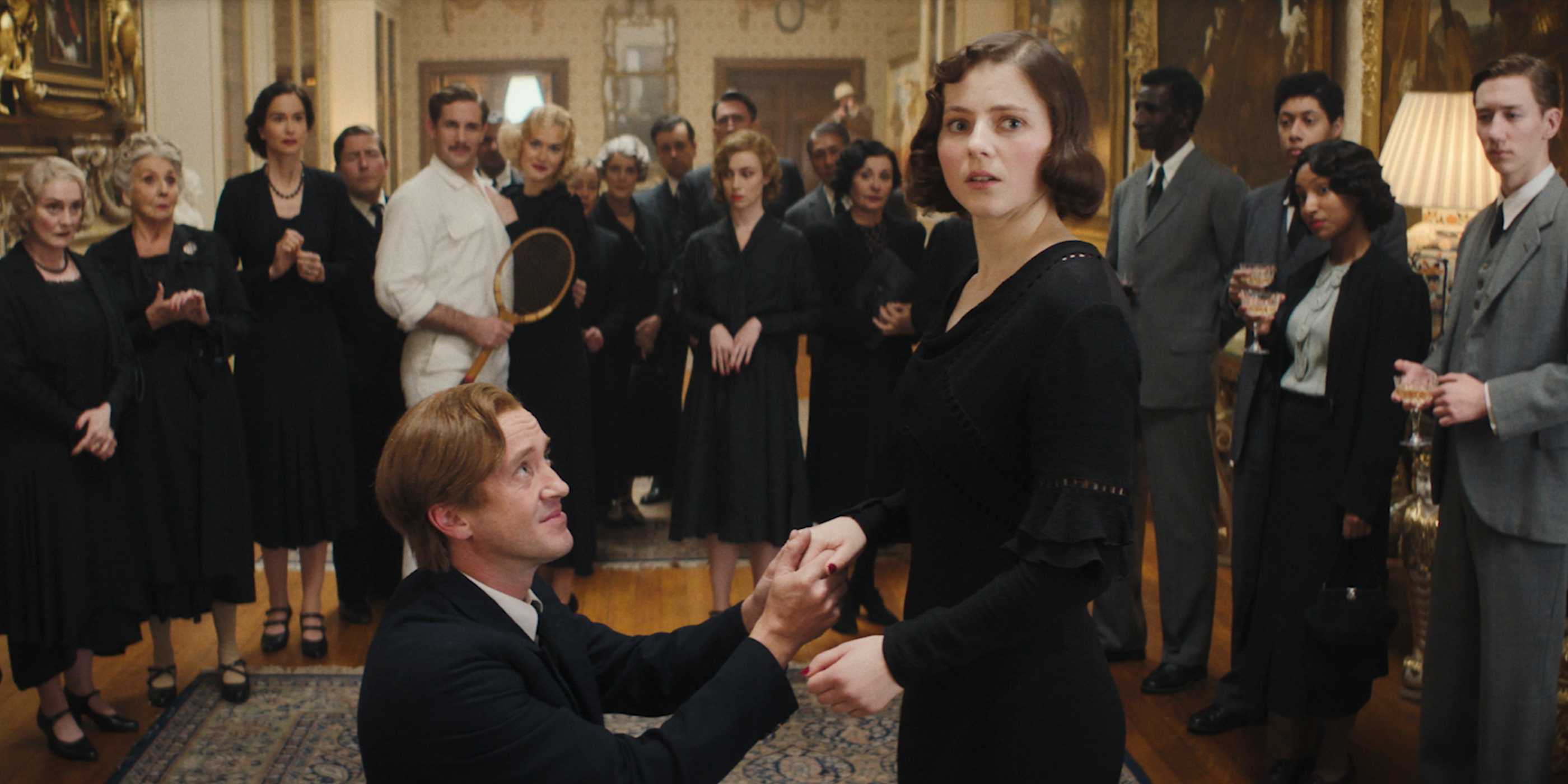 Scenă din film cu castelul Fackham Hall