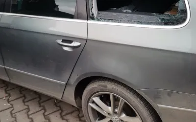 Copil de 2 ani rămas blocat în mașină la Botoșani, salvat de pompieri