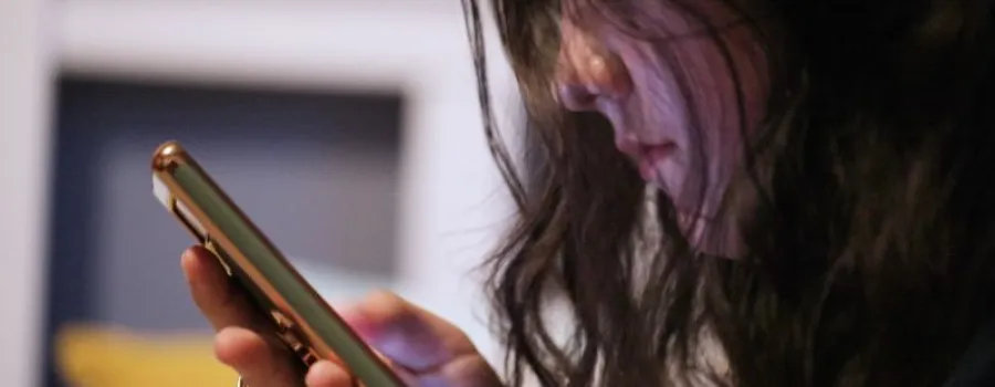 Cum să monitorizezi activitatea copilului pe rețelele sociale