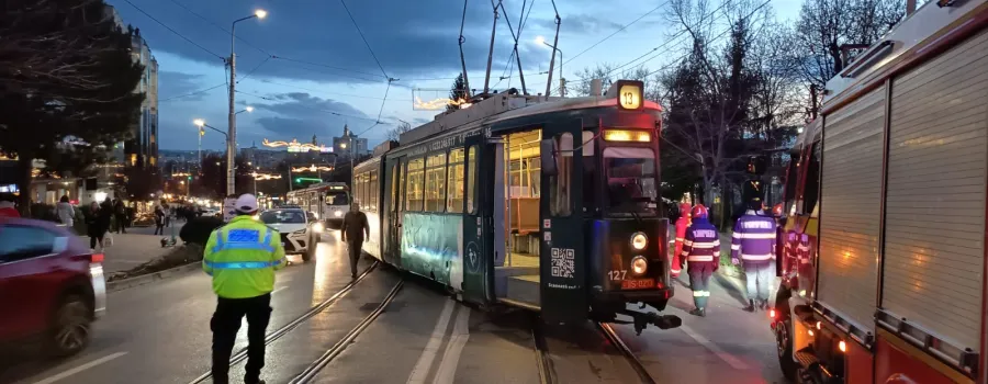 Tramvai deraiat la Iași după accident cu două autovehicule