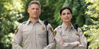 Morena Baccarin se întoarce la liceu în Sheriff Country