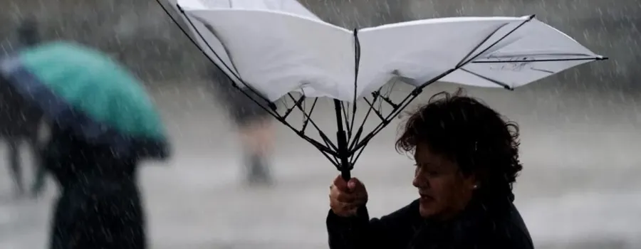 Cod roșu de vânt în Caraș-Severin, rafale de peste 90 km/h