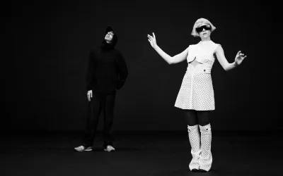 AURORA și Tom Rowlands de la The Chemical Brothers lansează trupa TOMORA