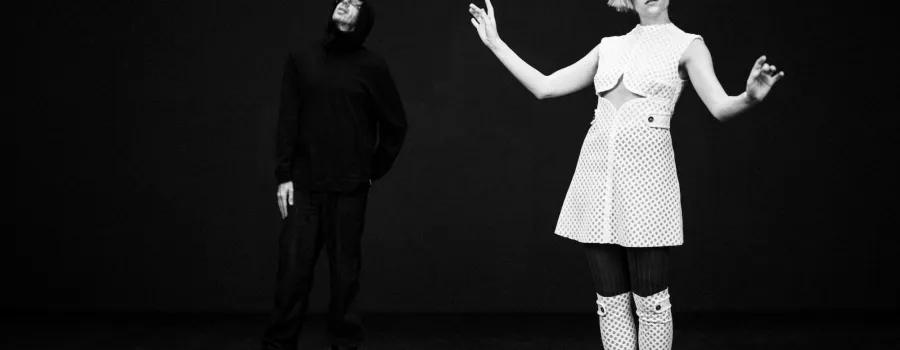 AURORA și Tom Rowlands de la The Chemical Brothers lansează trupa TOMORA