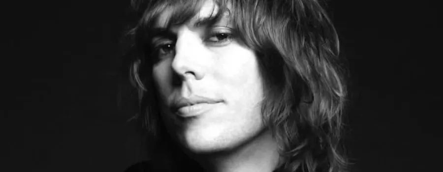 Luke Spiller reinterpretează 'Merry Xmas Everybody' într-o versiune melancolică