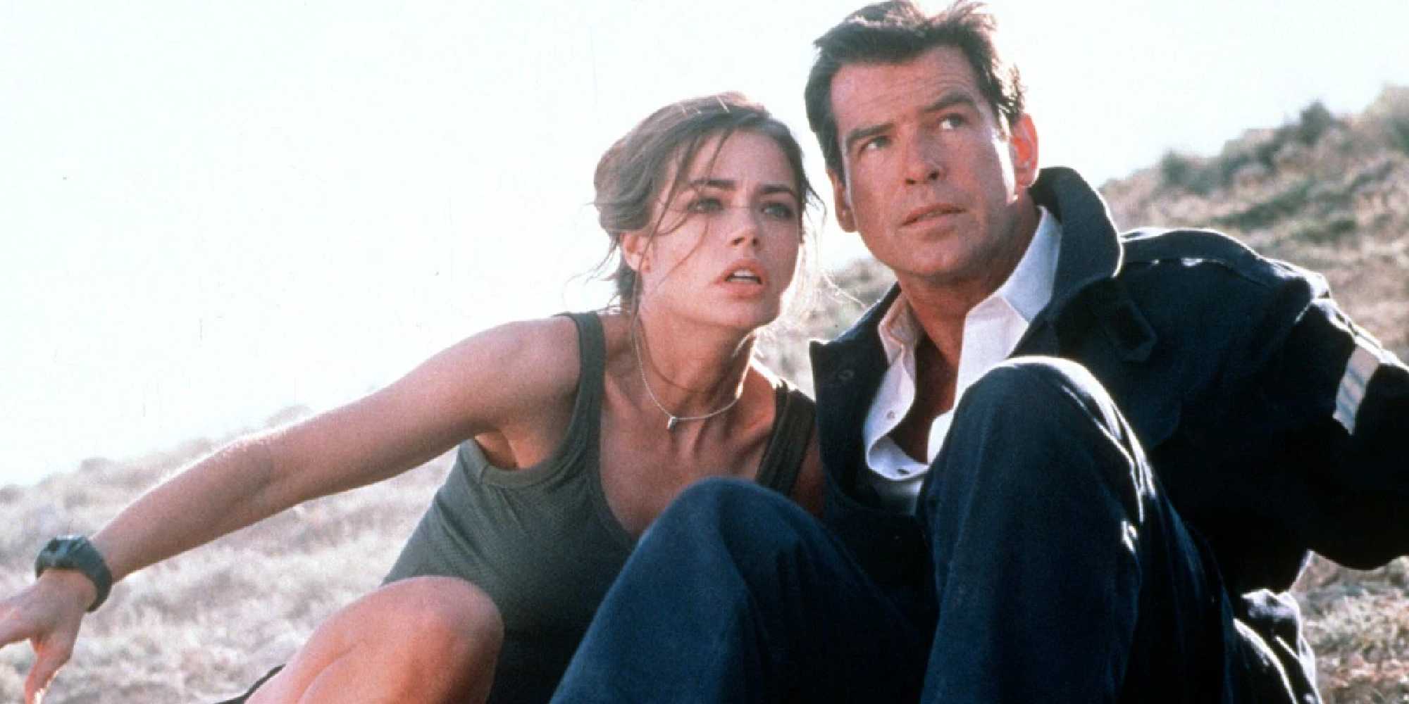 Pierce Brosnan și Denise Richards în The World Is Not Enough