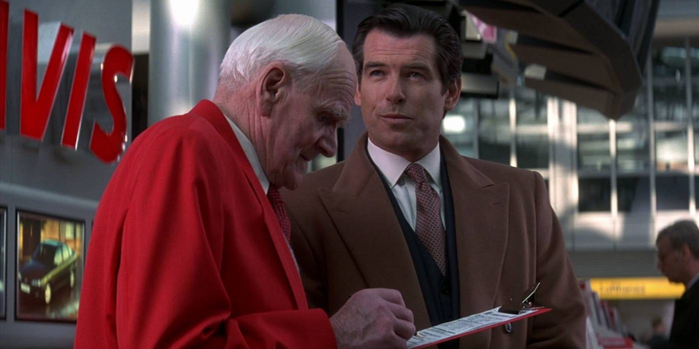 Desmond Llewelyn ca Q și Pierce Brosnan în Tomorrow Never Dies